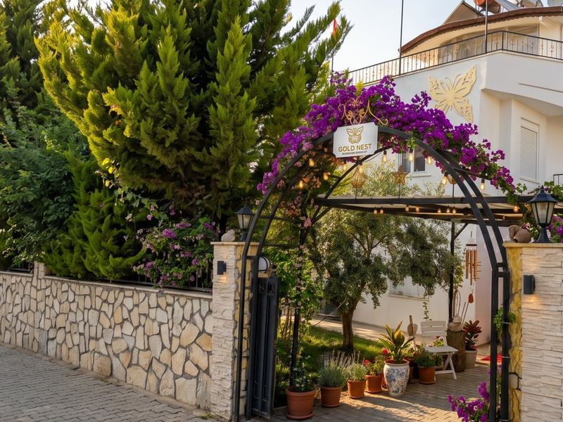 Altın kelebekli villa girişi – Avsallar, Alanya'daki Gold Nest tatil daireleri