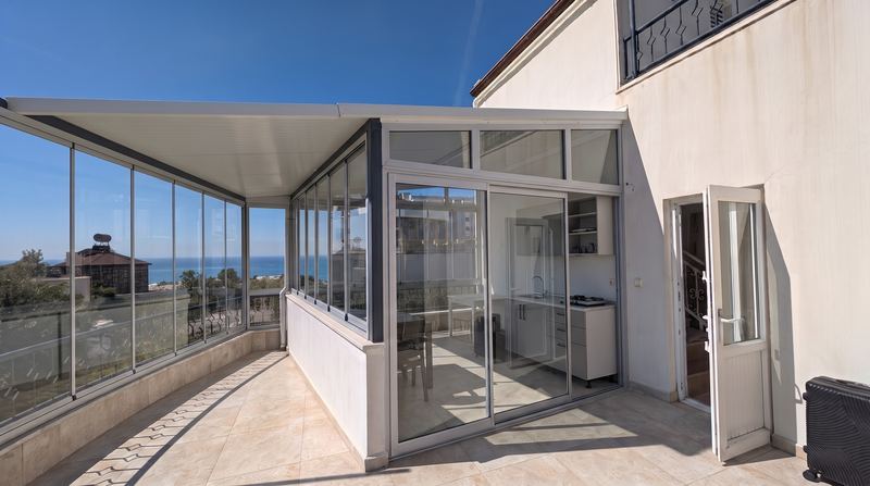 Avsallar, Alanya'daki Gold Nest Residence – deniz manzaralı camlı oturma alanı